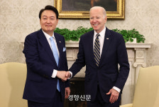 바이든, 재선시 고령 우려 질문에 “나이 몰라” 농담