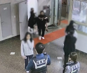 불난 13층 건물서 거동 불편 80대 할머니 업고 구조한 경찰관