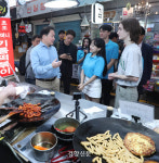 “최태원 닮았어” “네, 많이 들어요”···엑스포 홍보차 통인시장 갔더니