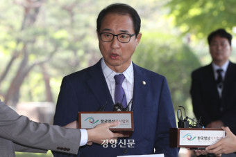 ‘민주당 돈봉투 의혹’ 이성만 검찰 출석 “결백 밝히겠다”