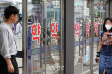 “신경쓰여서” “병 옮길까봐” 병원·약국 마스크 의무 사라져도 ‘경계 여전’