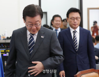 반나절 만에 좌초한 ‘친명 혁신위’···이재명 리더십 타격