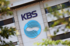 KBS 예산에서 수신료 비중 45%, 분리 징수하면  ‘공영방송’ 기능 위축될 수도