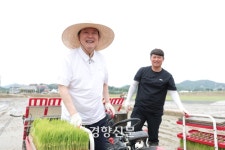 모내기 현장 찾은 윤 대통령, 주민들과 막걸리 새참