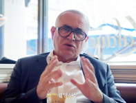 ‘닥터 둠’ 누리엘 루비니 “추악한 미래로 인류 파멸되지 않으려면…”[인터뷰 전문]