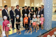 “유아 생존수영·통기타 교육, 전국 확산 지원”… 이주호, 오산 원동초 교육현장 참관