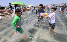 이른 불볕더위에 영화관에선 ‘에어컨 피서족’, 해변에선 ‘물놀이족’ 북적