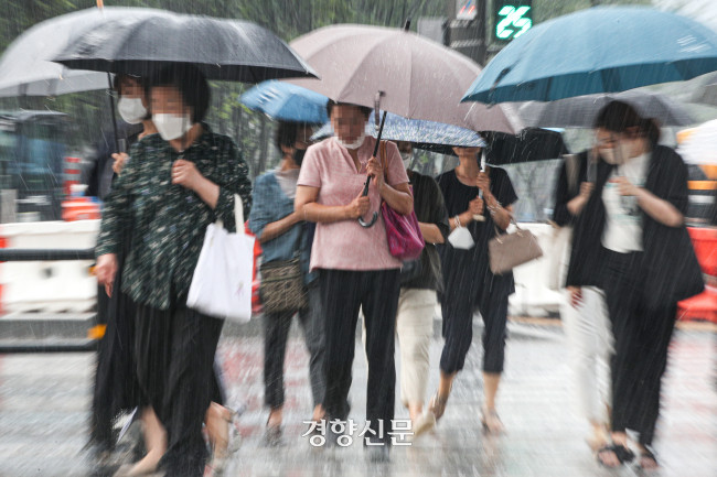 한반도, 무더운 날씨 속에 폭염특보...낮 최고기온 36도 예상, 강한 소나기 주의