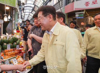 전통시장 간 이재명 “폭염 대비·소상공인 지원 추경 꼭 필요”