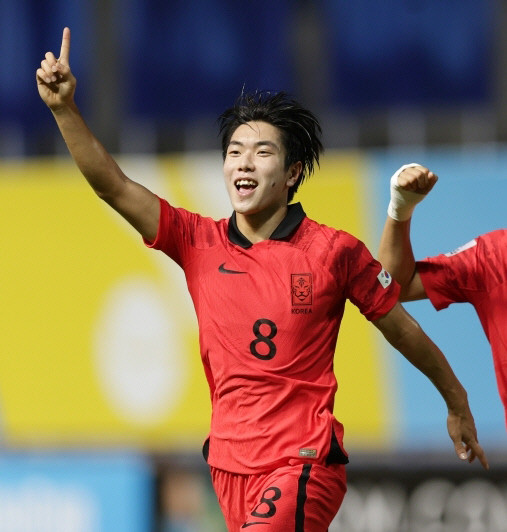 한국 U-17 축구팀, 아프가니스탄 완파하며 8강 진출 희망 밝히다