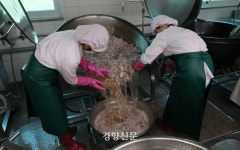 음식 위생은 보호하지만 급식조리사들 안전은 지키지 못하는 작업복[플랫]