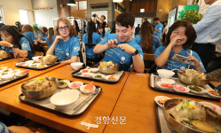서울외국인학교고등학교 구내식당 | ‘생애 첫 삼계탕’ 시식하는 외국인 학생들 [정동길 옆 사진관]