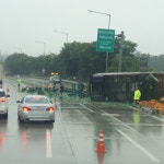 영동고속도로서 주류 운반 화물차 전도… 일대 교통 정체