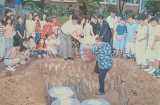 20년 만에 ‘타임캡슐’을 개봉했다…‘두근두근’ 뭐가 나왔을까