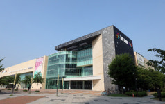 쇼핑 갔다가 먹고, 놀고, 쉬고…대형마트의 ‘신세계’가 열렸다