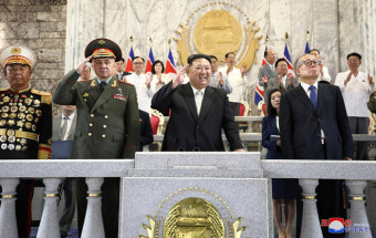 김정은, 전승절 70주년 열병식 참석···중·러 대표단도 주석단에