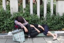 폭염에 취약한 노인들의 여름[정동길 옆 사진관]