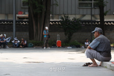폭염에 취약한 노인들의 여름[정동길 옆 사진관]