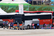 새만금 잼버리 한국대원 대거 이탈…전북 ‘단체 퇴영’·부모 찾아온 ‘개인 퇴영’도 잇따라