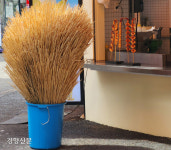 “온 바닥 끈적”…달콤한 탕후루, 거리는 씁쓸