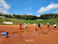 “맨발로 걷고 촉감놀이까지”···잡풀 가득 저류지 한편이 황토광장으로[현장에서]