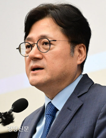 민주당 새 원내대표는 ‘범친명’ 3선 홍익표