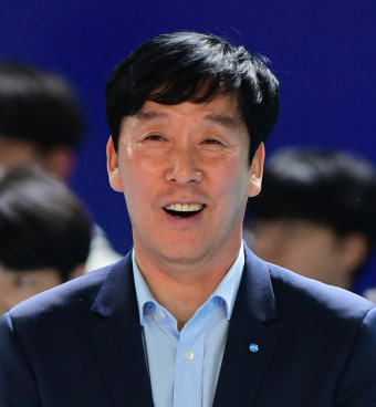 프로배구 우리카드 감독 신영철, 최다승 기록에 시즌 4연승 돌풍