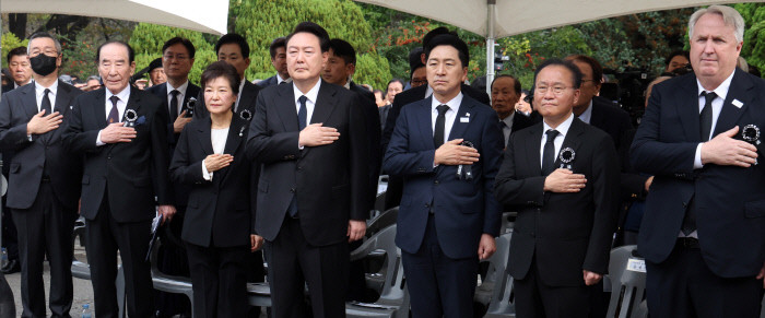 박근혜·이명박, 대통령 출마 D-1 앞두고 김문수 후보 지지 강화