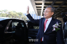 “헌법은 살아있는 나무” 유남석 헌재소장 퇴임···양대 사법기관 수장 공백