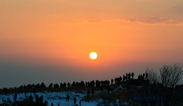 일출 관광지로 급부상 양산 천성산…환경 훼손 논란에 시끌