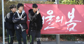 ‘서울의 봄’ 단체관람 막겠다고…학교 앞까지 들이닥친 극우단체