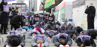 민주당·정의당 “참사 유가족 오체투지···이태원 특별법 연내 처리해야”