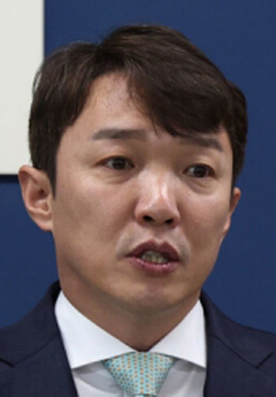 이정섭 검사, 리조트 접대와 자녀 위장전입 의혹 첫 공판 출석 혐의 부인