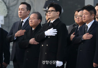 한동훈·이재명 현충원서 새해 첫 조우 “복 많이 받으세요” 덕담