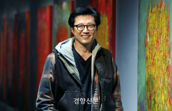 첫 전시회 연 박신양 “그림에 몰두했어요. 연기는 가끔 하고요”