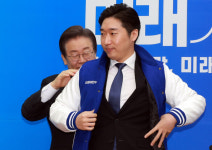 민주당 ‘8호 인재’는 김구 증손자 김용만