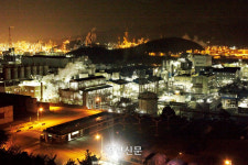 여수산단 50년 만에 첫 환경오염 조사…대기·토양·해양 등 2년간 진행