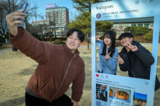 <서울의 봄> 수경사 건물 앞 정우성처럼 셀카 찍기…이 대학에 가라