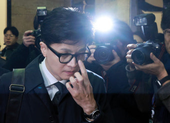 출근길 한동훈 “내 임기는 총선 이후까지” 사퇴 일축