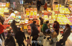 설 앞두고 붐비는 농산물시장[정동길 옆 사진관]