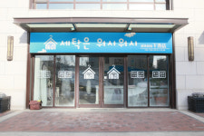 ‘오우바’와 ‘친구’ 손잡고…경계를 넘어 ‘꽃길’로 가자[한성우의 말과 글의 풍경]