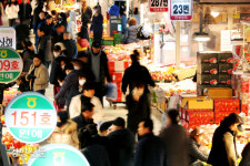 명절 앞두고 활기 도는 농산물도매시장[포토뉴스]