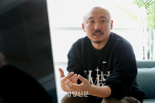 주호민 “장애혐오 보도 옆 수어 통역···충격으로 다가왔다”