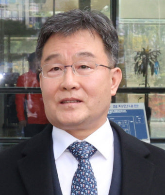 ‘성남도개공 설립 조례 청탁’ 김만배 징역 2년6개월…대장동 사건 첫 유죄 판결