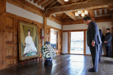 尹, 육영수 여사 생가 찾아 “어진 뜻 기억하며 국민 살피겠다”