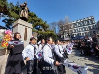 3·1절 ‘꽃샘추위’에도 서대문형무소 앞은 북적북적···“독립운동 그 뜻 새겨야죠”[현장]