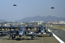 퇴역 앞둔 전투기 맏형 F-4E 팬텀, 고별 활주훈련