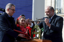 프랑스, ‘임신 중지 자유 보장’ 새 헌법 국새 날인식 열어[제116주년 여성의 날]