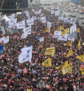 의정 갈등과 푸바오와 조국[신문 1면 사진들]