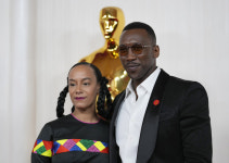 ‘빨간 배지’로 물든 아카데미 시상식 레드카펫…왜?